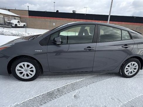 Used 2021 Toyota Prius LE image 2