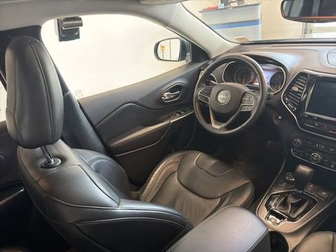 Used 2019 Jeep Cherokee Limited w/ Luxury Group AWD/4WD image 32