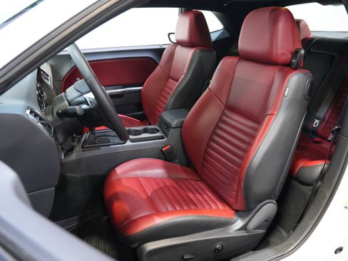 Used 2014 Dodge Challenger SXT RWD image 26