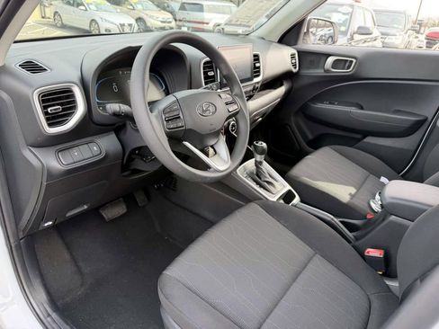 Certified 2025 Hyundai Venue SE image 11