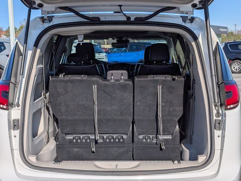 Used 2024 Chrysler Pacifica Limited image 30