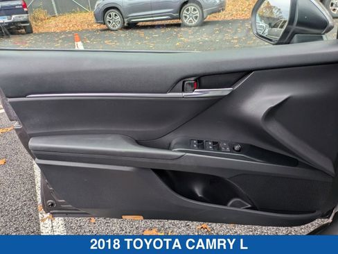 Used 2018 Toyota Camry SE w/ Moonroof Package image 12