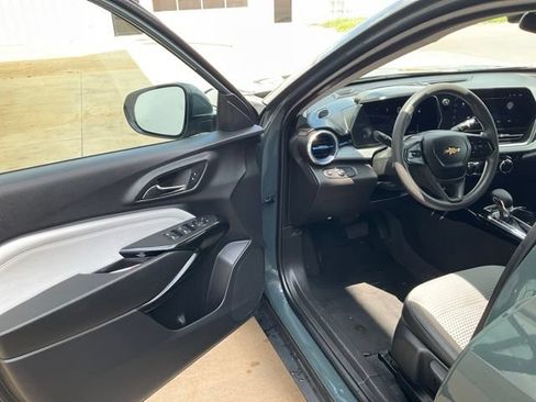 Used 2025 Chevrolet Trax LT FWD image 3