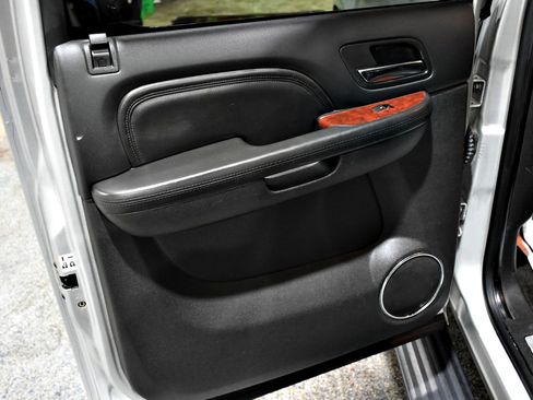 Used 2011 Cadillac Escalade ESV Premium image 31