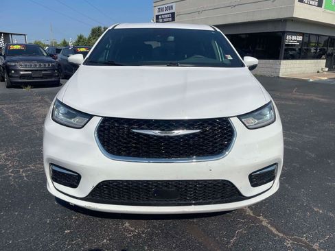Used 2023 Chrysler Pacifica Touring FWD image 2