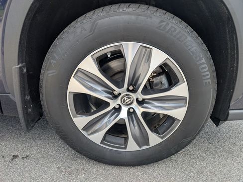 Used 2024 Toyota Highlander XLE AWD/4WD image 12