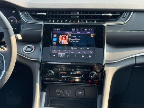 Used 2024 Jeep Grand Cherokee L Laredo w/ Luxury Tech Group I AWD/4WD image 14