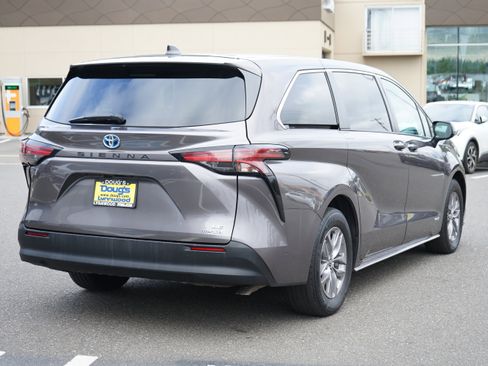Used 2021 Toyota Sienna LE image 3