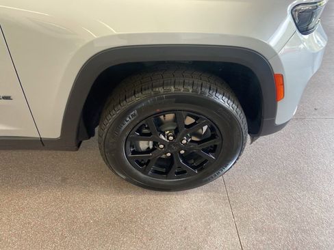 New 2025 Jeep Grand Cherokee 4WD image 22