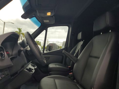 Used 2025 Mercedes-Benz Sprinter 2500 image 23
