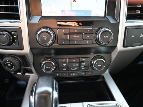 Used 2020 Ford F150 Lariat image 28