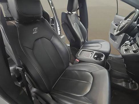 Used 2024 Chrysler Pacifica Limited FWD image 31