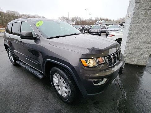 Used 2021 Jeep Grand Cherokee Laredo image 3