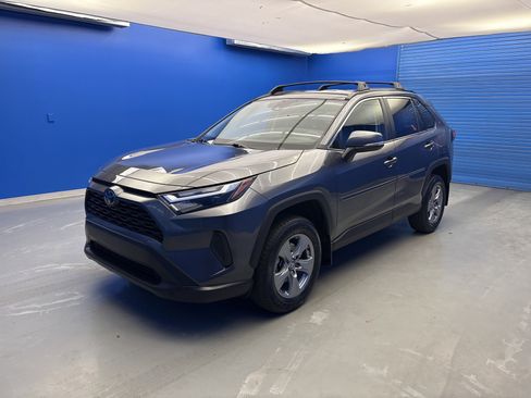 Used 2022 Toyota RAV4 XLE AWD/4WD image 4
