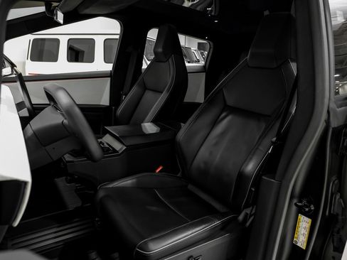 Used 2024 Tesla Cybertruck AWD Crew Cab image 31