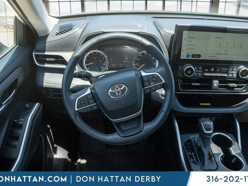 Used 2023 Toyota Highlander XLE FWD image 5