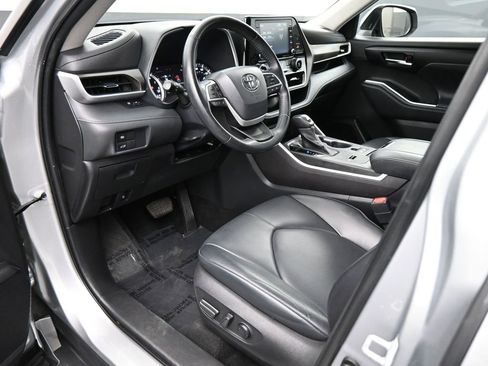 Used 2022 Toyota Highlander XLE image 2