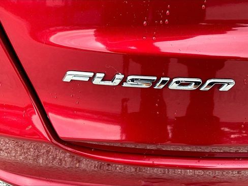 Used 2020 Ford Fusion SE image 32