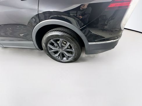 Used 2023 Volkswagen Tiguan SE image 11