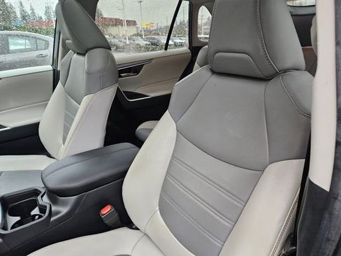 Used 2021 Toyota RAV4 XLE Premium image 14