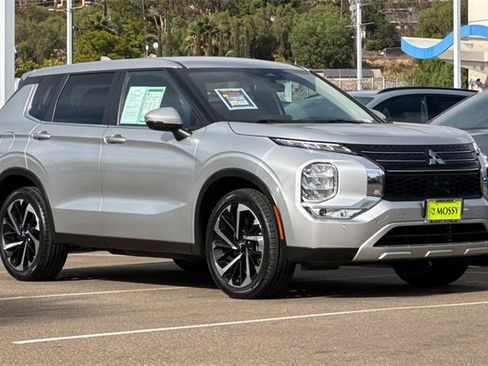 Used 2024 Mitsubishi Outlander SE image 3