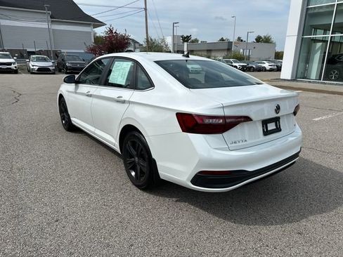 Certified 2023 Volkswagen Jetta SE w/ Panoramic Sunroof Package FWD image 6