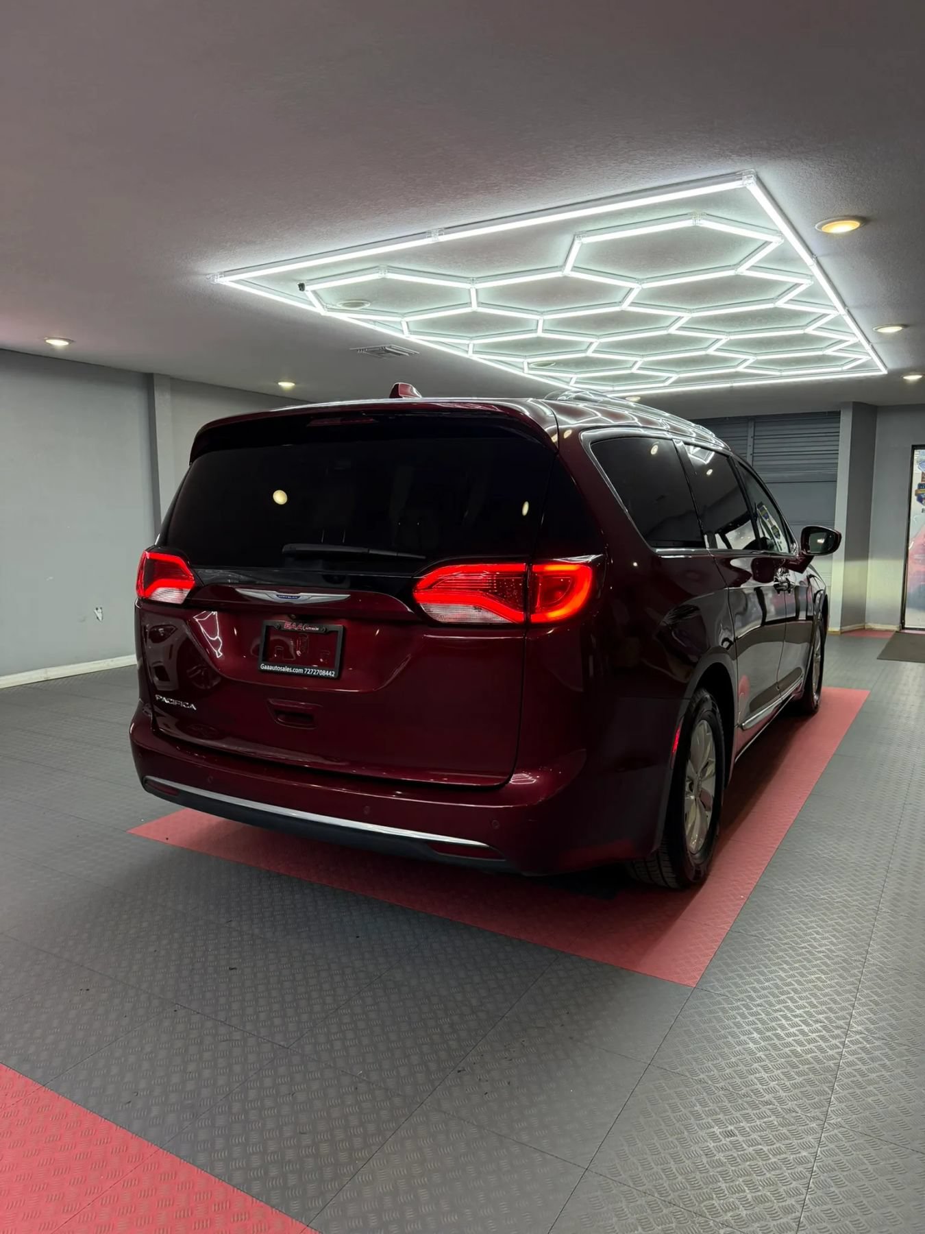 Used 2018 Chrysler Pacifica Touring-L Plus w/ Advanced Safetytec Group FWD image 6