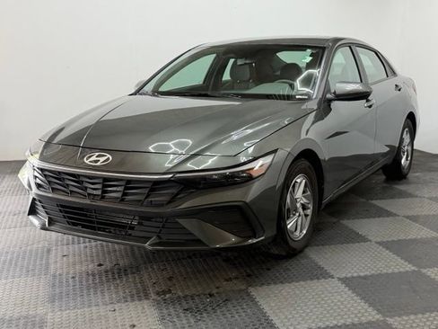 Certified 2025 Hyundai Elantra SE FWD image 6