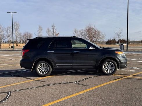 Used 2014 Ford Explorer XLT w/ Equipment Group 202A image 2