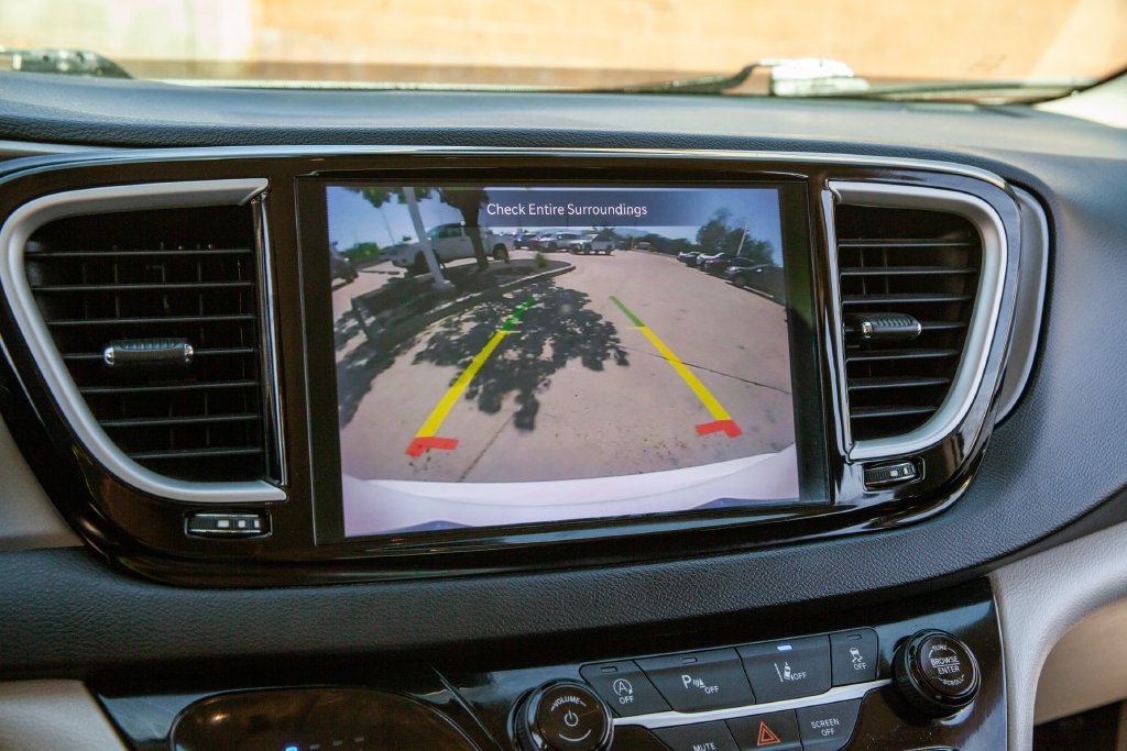 Used 2023 Chrysler Pacifica Touring-L FWD image 16