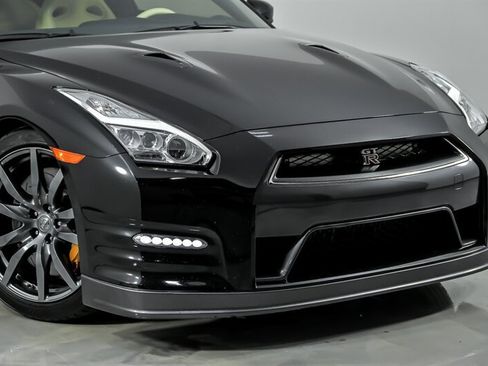 Used 2015 Nissan GT-R Premium AWD/4WD image 3