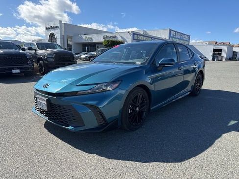 Used 2025 Toyota Camry SE w/ Convenience Package image 2