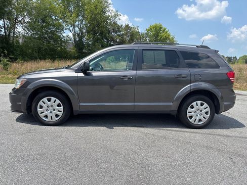 Used 2018 Dodge Journey SE w/ Connectivity Group FWD image 2