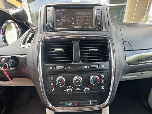 Used 2016 Dodge Grand Caravan SXT w/ Rear Park Assist Package FWD image 21