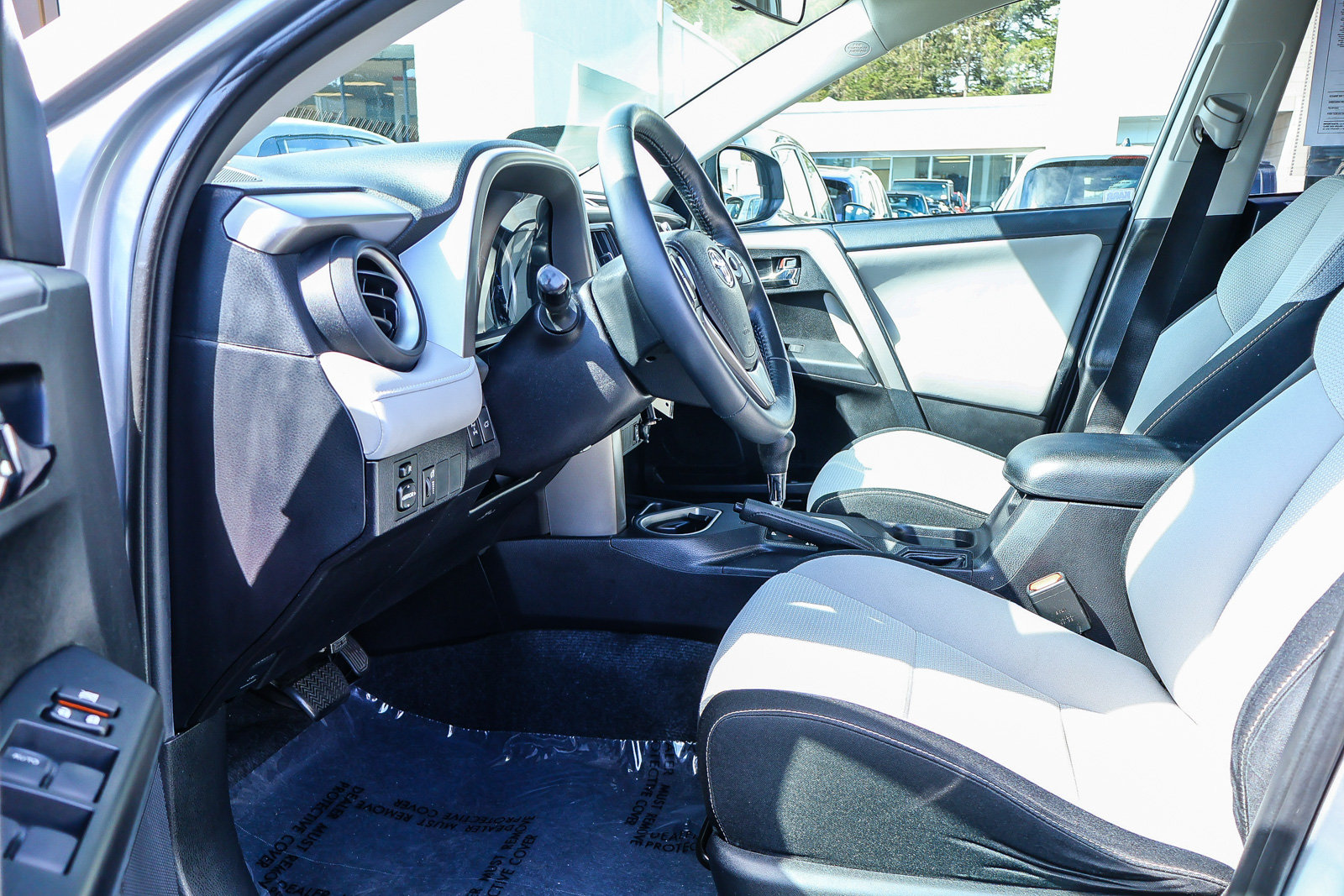 Used 2016 Toyota RAV4 XLE AWD/4WD image 2