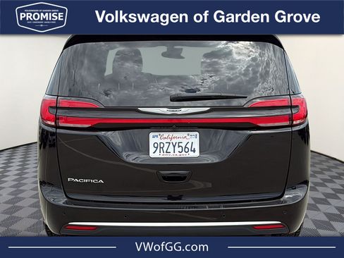 Used 2024 Chrysler Pacifica Touring-L FWD image 6