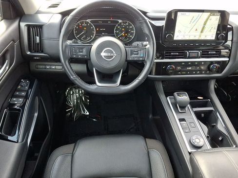 Used 2025 Nissan Pathfinder SL AWD/4WD image 12