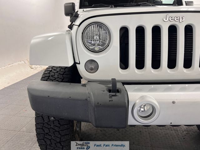 Used 2014 Jeep Wrangler Unlimited Sahara w/ Dual Top Group AWD/4WD image 9