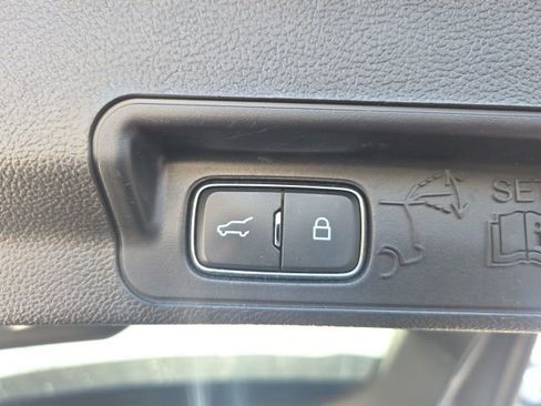 Used 2020 Ford Explorer XLT image 9