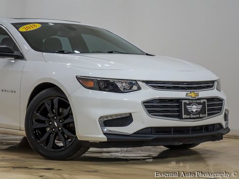 Used 2018 Chevrolet Malibu LT w/ Leather Package FWD image 2