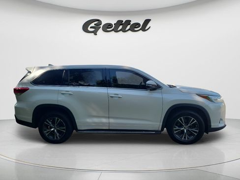 Used 2018 Toyota Highlander Plus FWD image 4