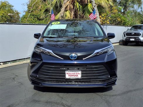Used 2024 Toyota Sienna LE image 2