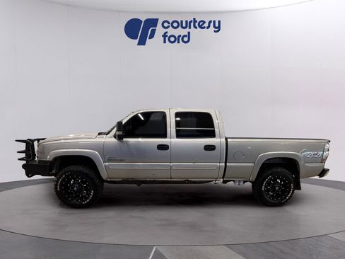 Used 2005 Chevrolet Silverado 2500 LS w/ Heavy-Duty Power Package image 3