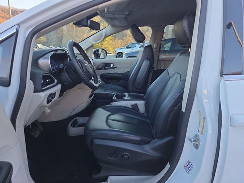 Used 2024 Chrysler Pacifica Touring-L image 14