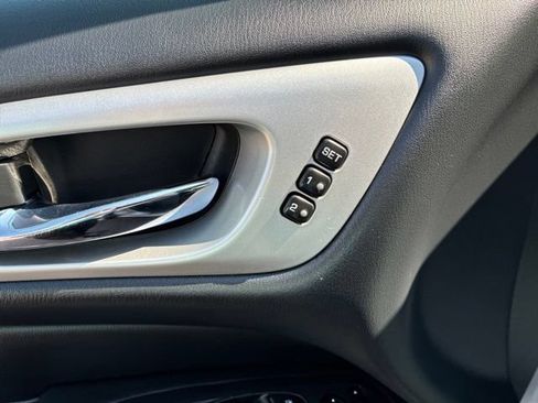 Used 2019 Nissan Pathfinder SL AWD/4WD image 19