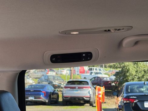 Used 2023 Chrysler Pacifica Touring-L image 25