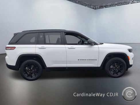 Used 2024 Jeep Grand Cherokee Altitude image 3