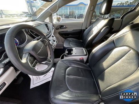 Used 2022 Chrysler Pacifica Touring-L image 16