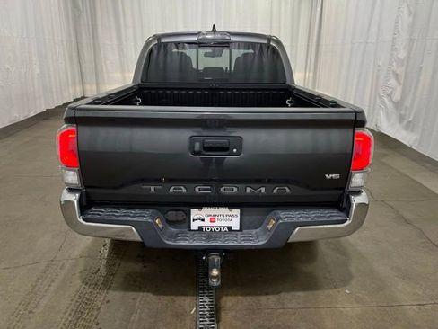 Certified 2021 Toyota Tacoma TRD Off-Road AWD/4WD image 5