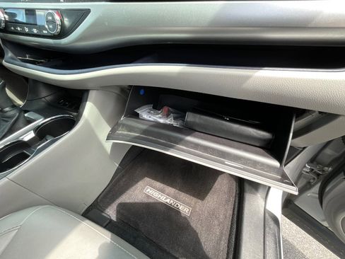 Used 2015 Toyota Highlander XLE image 32